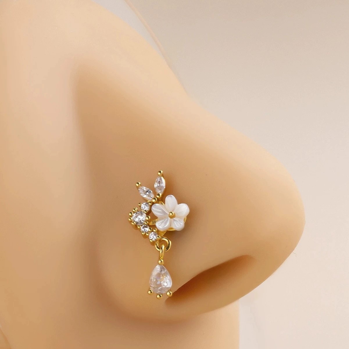 Goldener Blumen-Nasenring mit  – Body Jewelry Nose Bewertung und Preis