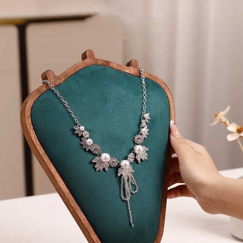 Holz-Halskettenständer mit wei – Body Jewelry Stores Bewertung und Preis