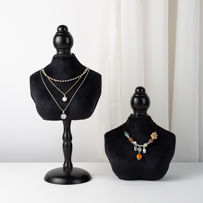 Schwarzer Samt-Schmuckständer  – Body Jewelry Stores Bewertung und Preis